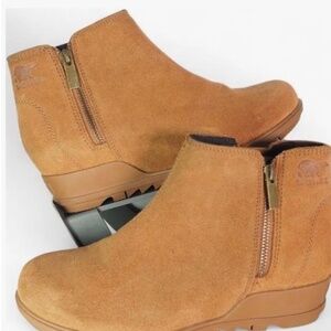 Sorel tan suede boots size 6